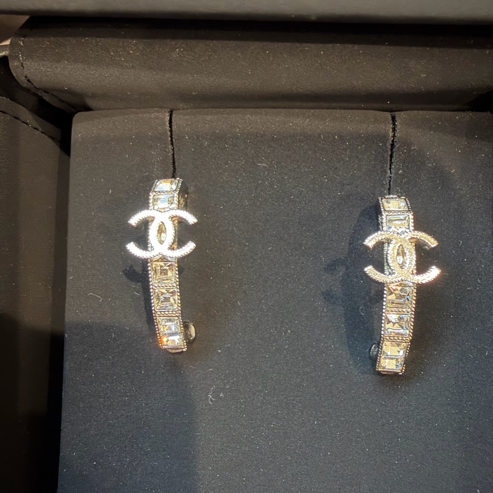 CHANEL Strass Silver Crystal Stud Earrings with box - Picture 8 of 11